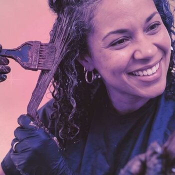 Canas en cabello afro: alternativas naturales a los tintes químicos