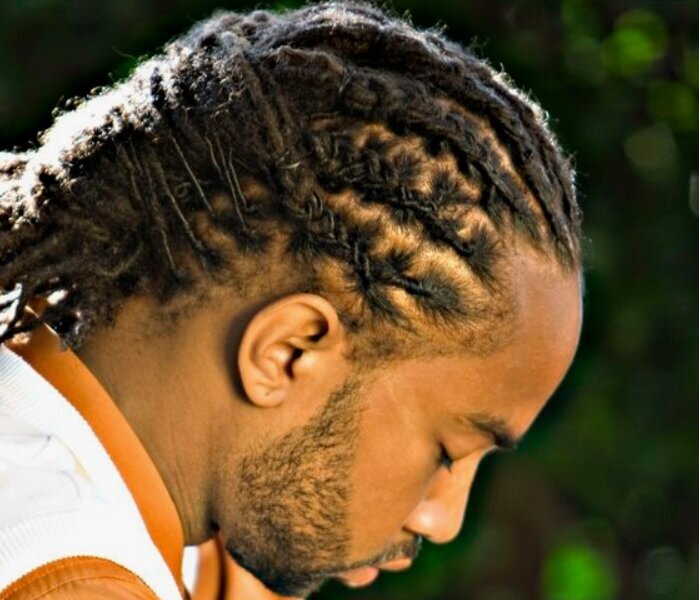 INSPIRACIÓN DE PEINADO: TRENZAS PEGADAS PARA HOMBRES