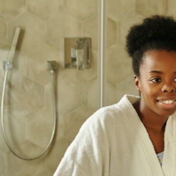 Des cheveux éclatants avec l'huile de jojoba
