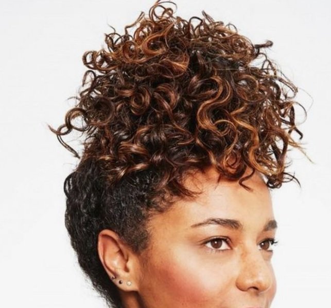méthode pineapple, attacher ses cheveux la nuit, routine de nuit