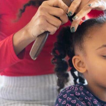 Photo de Kampus Production: https://www.pexels.com/fr-fr/photo/femme-jeune-fille-visage-coiffure-6948104/