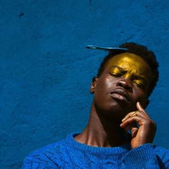 Photo de Teddy tavan: https://www.pexels.com/fr-fr/photo/homme-en-pull-bleu-contre-le-mur-bleu-4890733/