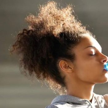 INFO OU INTOX : L'EAU HYDRATE-ELLE LES CHEVEUX ?