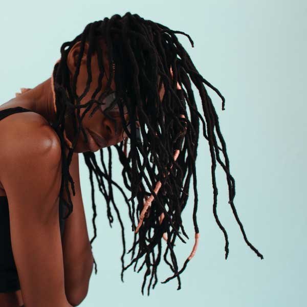 Photo de Lucxama Sylvain: https://www.pexels.com/fr-fr/photo/femme-coiffure-femelle-en-forme-5379257/