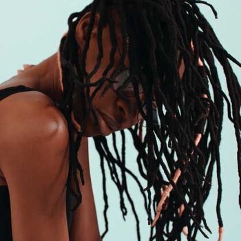 Photo de Lucxama Sylvain: https://www.pexels.com/fr-fr/photo/femme-coiffure-femelle-en-forme-5379257/